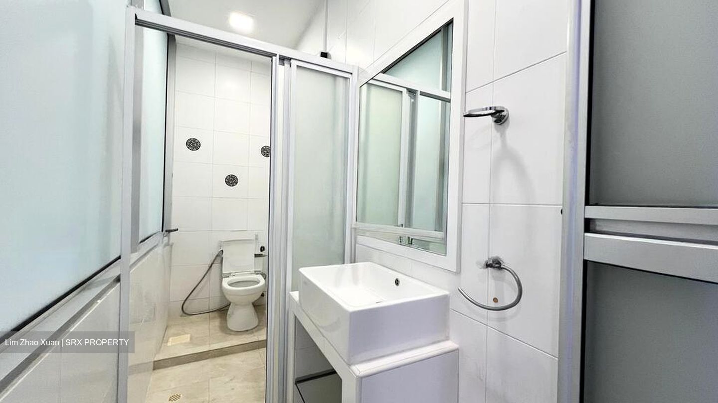 Sixth Avenue (D10), Terrace #524114251